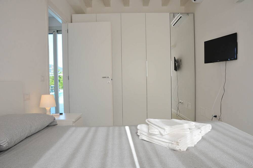 Villa Micol 10+4 P, by Villasretreats, w/Pool, A/C, Bbq near to the beach in Ameglia, Ameglia Municipality