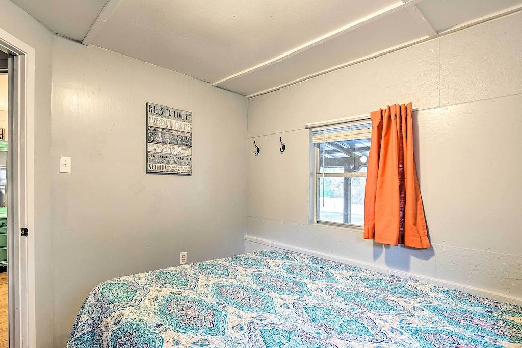 'Cabana Sol' Cabin: 4 Mi to Garner State Park in Uvalde County