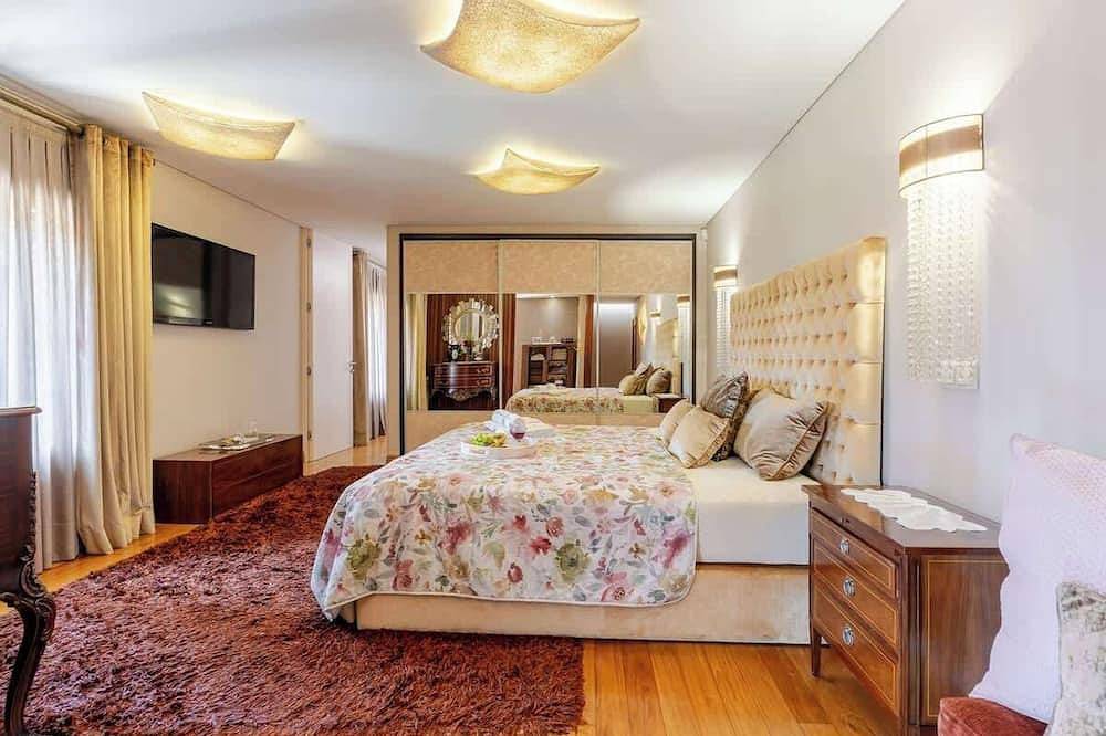 Classic Villa w/ Gym & Pool Access in Paredes, Distrito de Porto