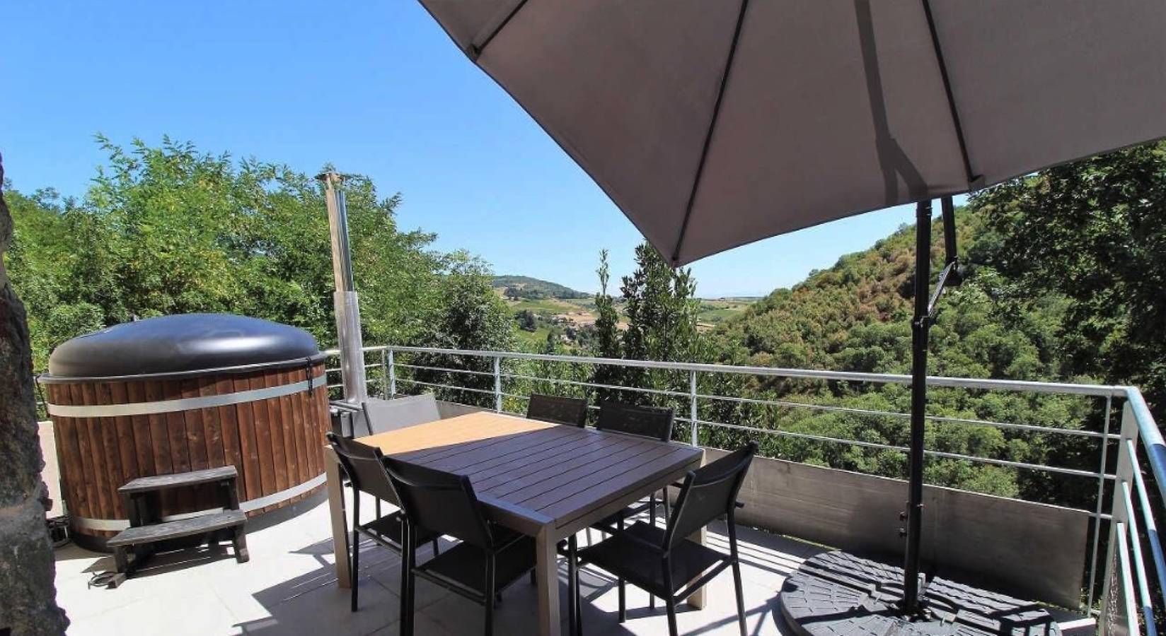 Holiday Home 'Château Saint-jean' with Mountain View, Private Terrace and Wi-Fi in Beaujeu, Beaujolais