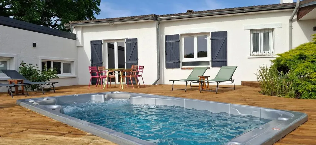 Chalet para 12 personas, con jardín además de piscina y jacuzzi - 1