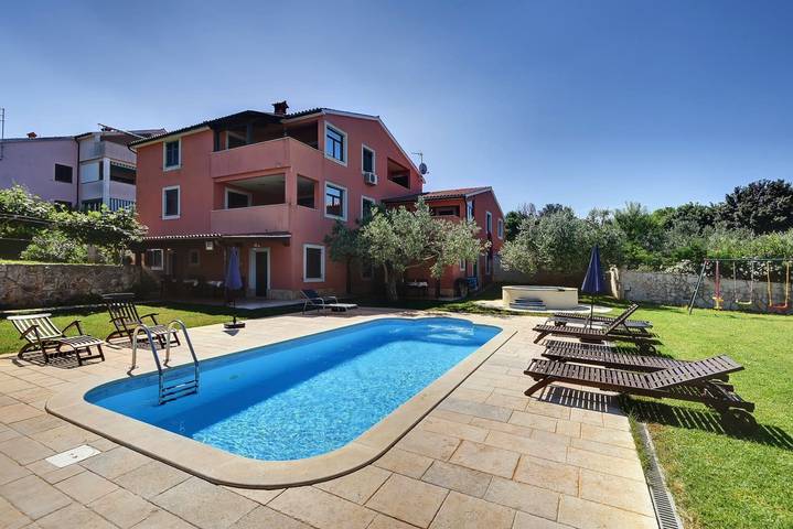 Ferienwohnung für 4 Personen, mit Terrasse und Whirlpool sowie Garten und Pool in Medulin