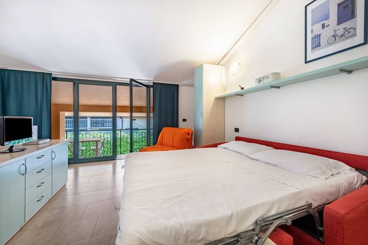 Estudio entero, Estudio 'Acogedor Le Vele 7 Garda Lake' con vistas a la montaña, Wi-Fi y aire acondicionado in Maderno, Toscolano-Maderno