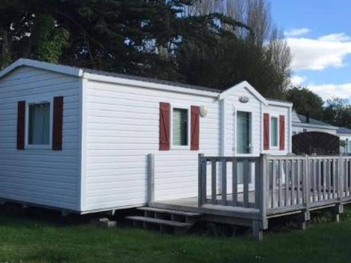 Flower Camping le Mat - Mobilheim 4 personen - Mobilheim Confort 27m² - 2 Schlafzimmer - überdachte Terrasse 4 Pers. in Trévou-Tréguignec, Rosa Granitküste