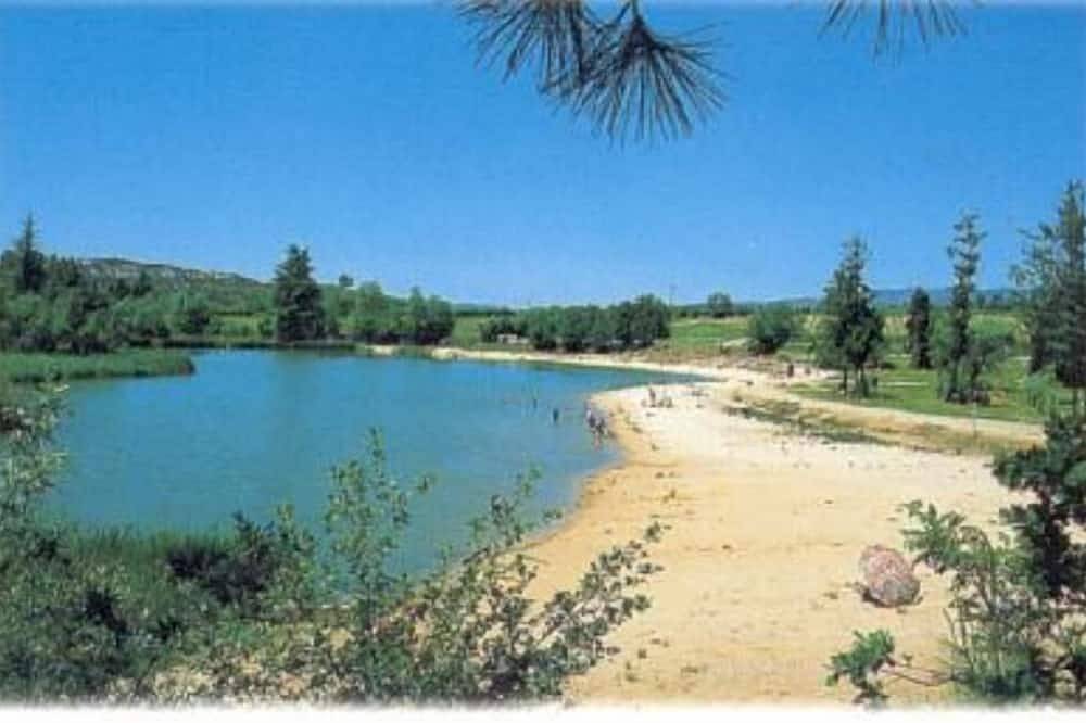 Air-conditioned detached house, 2 bedrooms, shared pool and private parking. in Mormoiron, Parc naturel régional du Mont-Ventoux