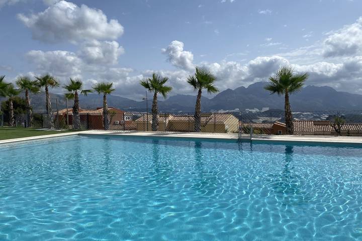 Chalet para 6 personas, con piscina para niños y jacuzzi además de piscina y jardín - 1