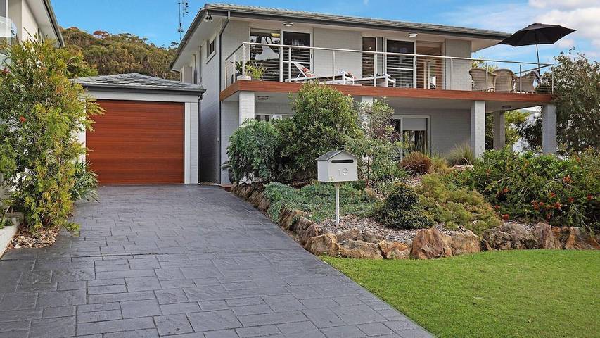 Holiday home for 11 people in Hyams Beach