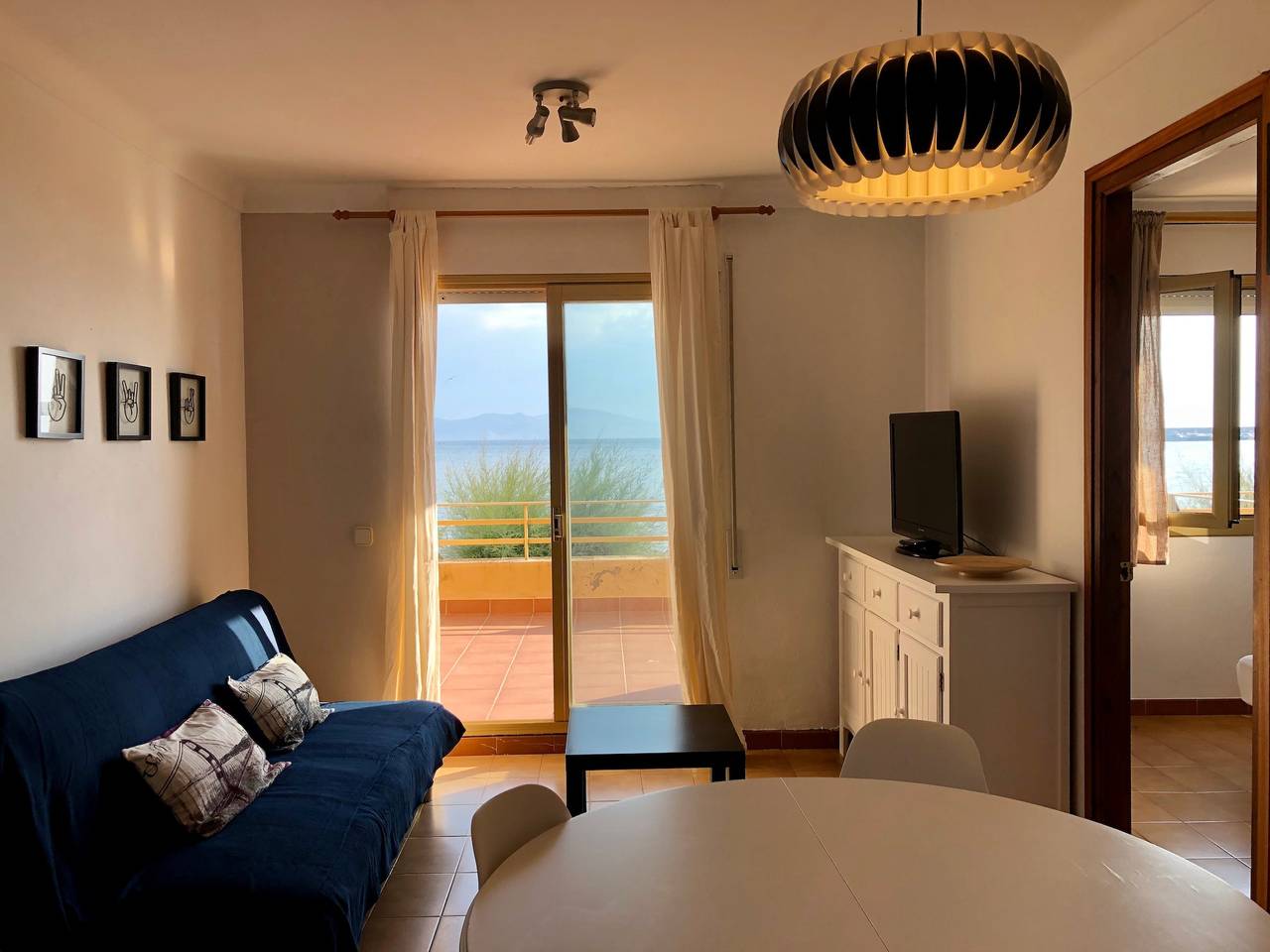 Entire apartment, Seafront Apartment with Terrace in l'Escala, Upper Empordà
