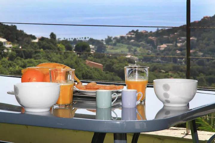 Appartement de vacances pour 4 personnes, avec vue ainsi que jardin et piscine, adapté aux familles