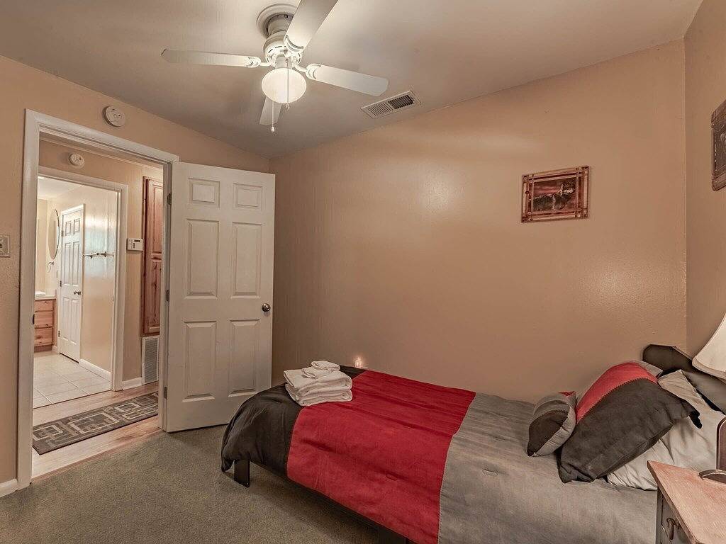 Winterfell, 2 Schlafzimmer, Schlafmöglichkeiten für 4, Wlan, Gasgrill, Whirlpool, Kamin in Ruidoso, Ski Apache