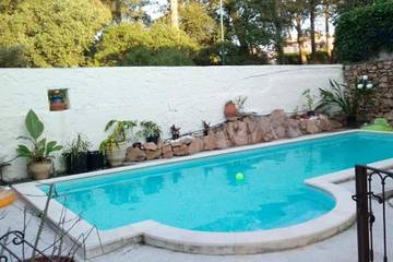 Gîte pour 3 personnes, avec terrasse et jardin à La Garde