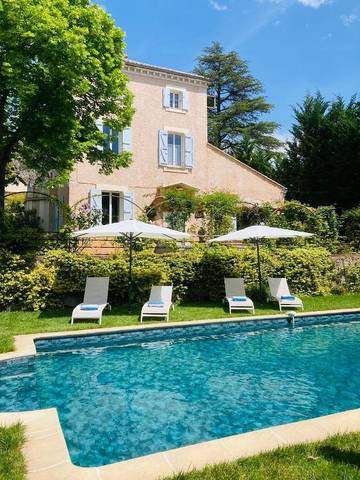 Chambre d’hôte pour 2 personnes, avec balcon et vue ainsi que piscine et jardin à Villecroze