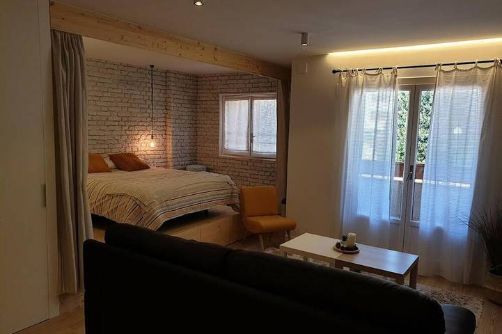 Ganze Wohnung, Gemütliches Loft mit Pool, 2 Doppelbetten und voll ausgestatteter Küche in Villanúa in Villanúa, Aragonesische Pyrenäen
