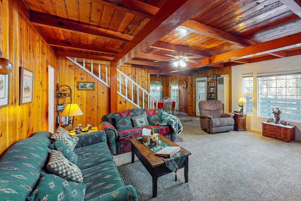 Spacious dog-friendly retreat w/large wood deck, gas grill - near Shaver Lake in Shaver Lake, Kings Canyon Nationalpark