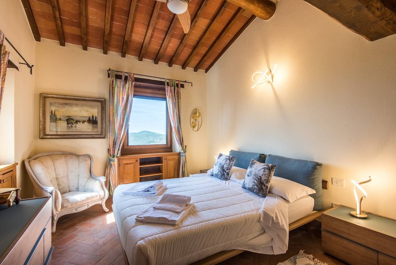 "Villa Erbolino" con giardino privato, vasca da bagno in pietra all'aperto e Wi-Fi in Gaiole in Chianti, Chianti