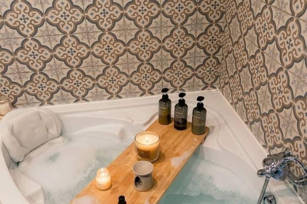 Entire apartment, Spa suite, bohemian ambience & romantic experience in Saumur, Loire Valley