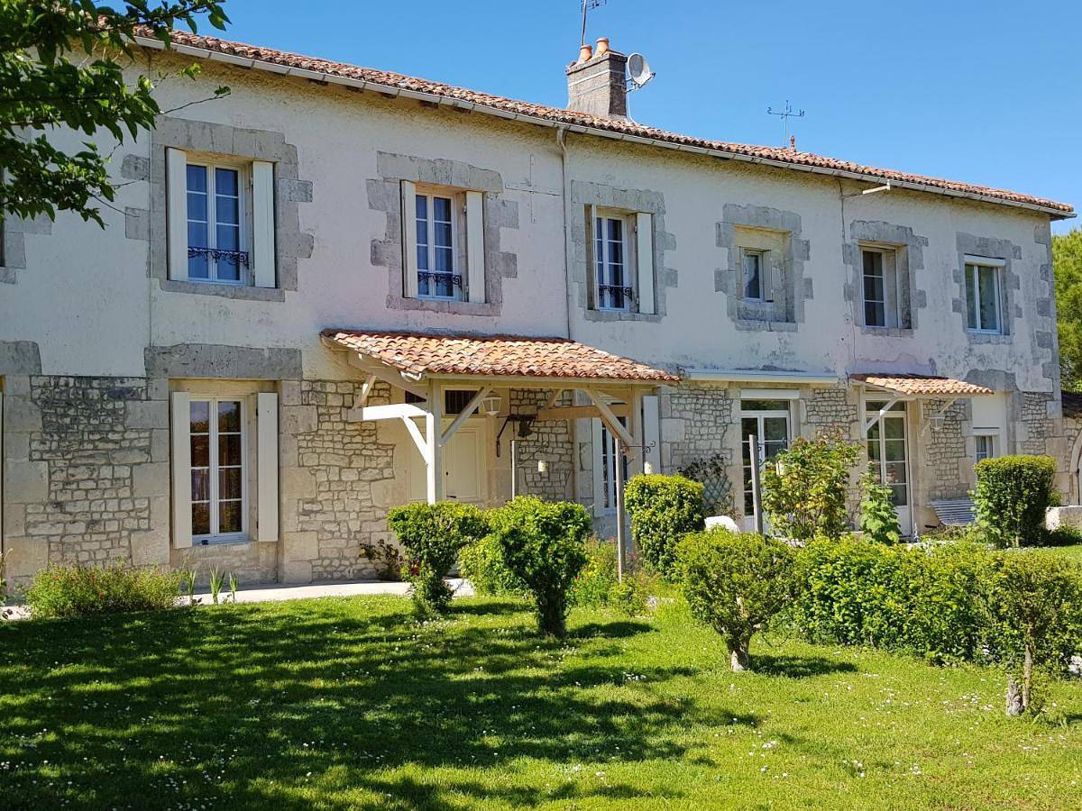 Quadruple Room with Garden View in Saint-Jean-d'Angély, Région de Saint-Jean-d'Angély