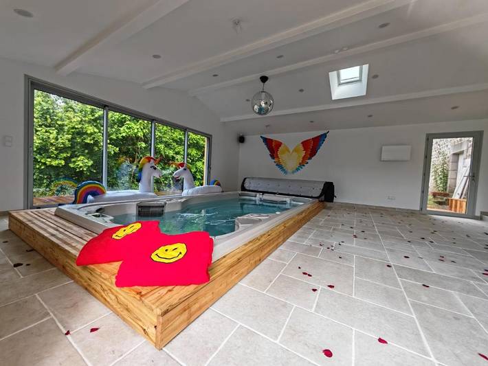 Location de vacances pour 12 personnes, avec Jacuzzi et Terrasse ainsi que Jardin et Piscine à Saint-Junien