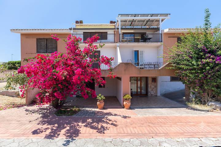 Appartamento intero, Appartamento 'Attico Villa Stefania' con Vista Mare, Wi-Fi e Aria Condizionata in Lu Bagnu, Castelsardo