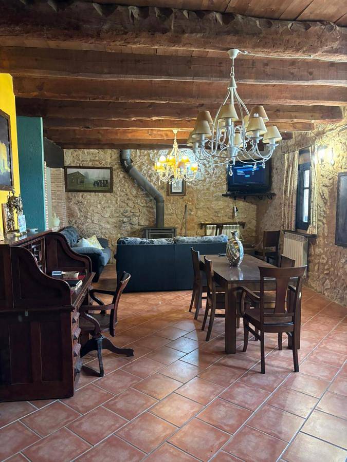 Casa de vacaciones para 12 personas, con piscina además de jardín y jacuzzi, Se admiten mascotas en Comarca de Teruel - 2