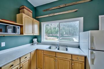 Cabin Rentals And Lodges for 16 Guests in Kamloops Region, British Columbia, Picture 1