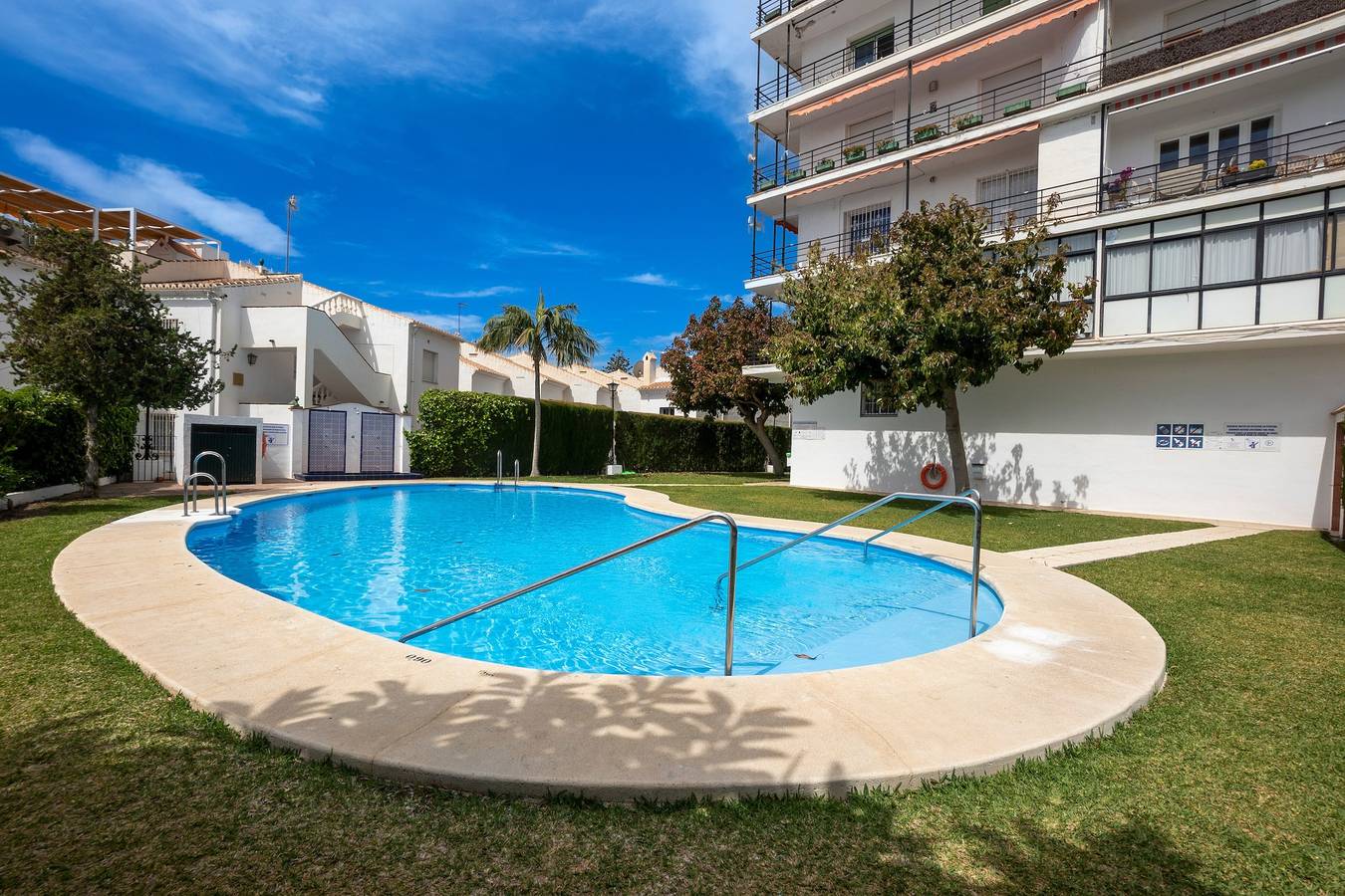 Apartamento entero, Apartamento vacacional "Loli" con piscina compartida, terraza privada y Wi-Fi in Playa de Burriana, Nerja