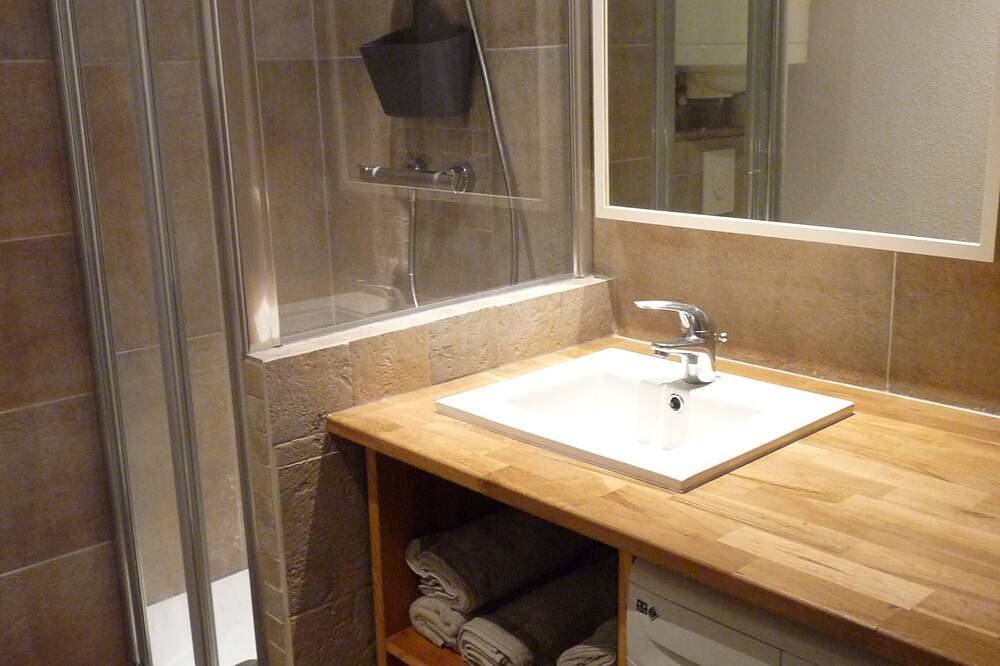 Ganze Wohnung, Handtücher auf der Rückseite, Strand und Spa 100 m entfernt, Garten, privater Parkplatz, in Concarneau, Côte de Cornouaille