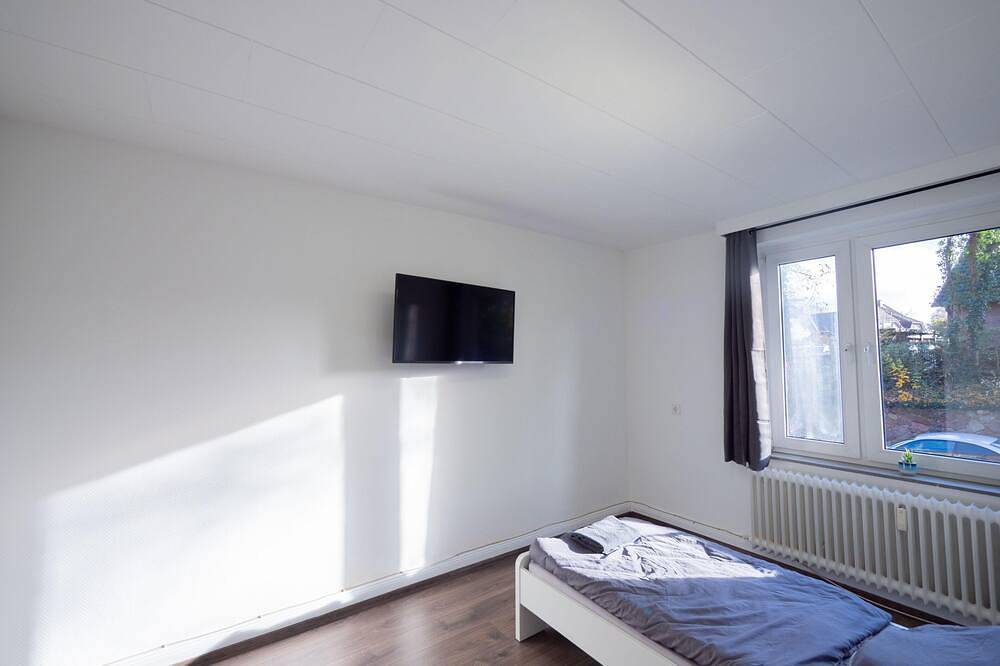 Ganze Wohnung, Monteurwohnung für 8 Personen in Gülzow – Wlan, Aufenthaltsraum, Parkplatz, Nähe Hamburg in Gülzow, Kreis Herzogtum Lauenburg