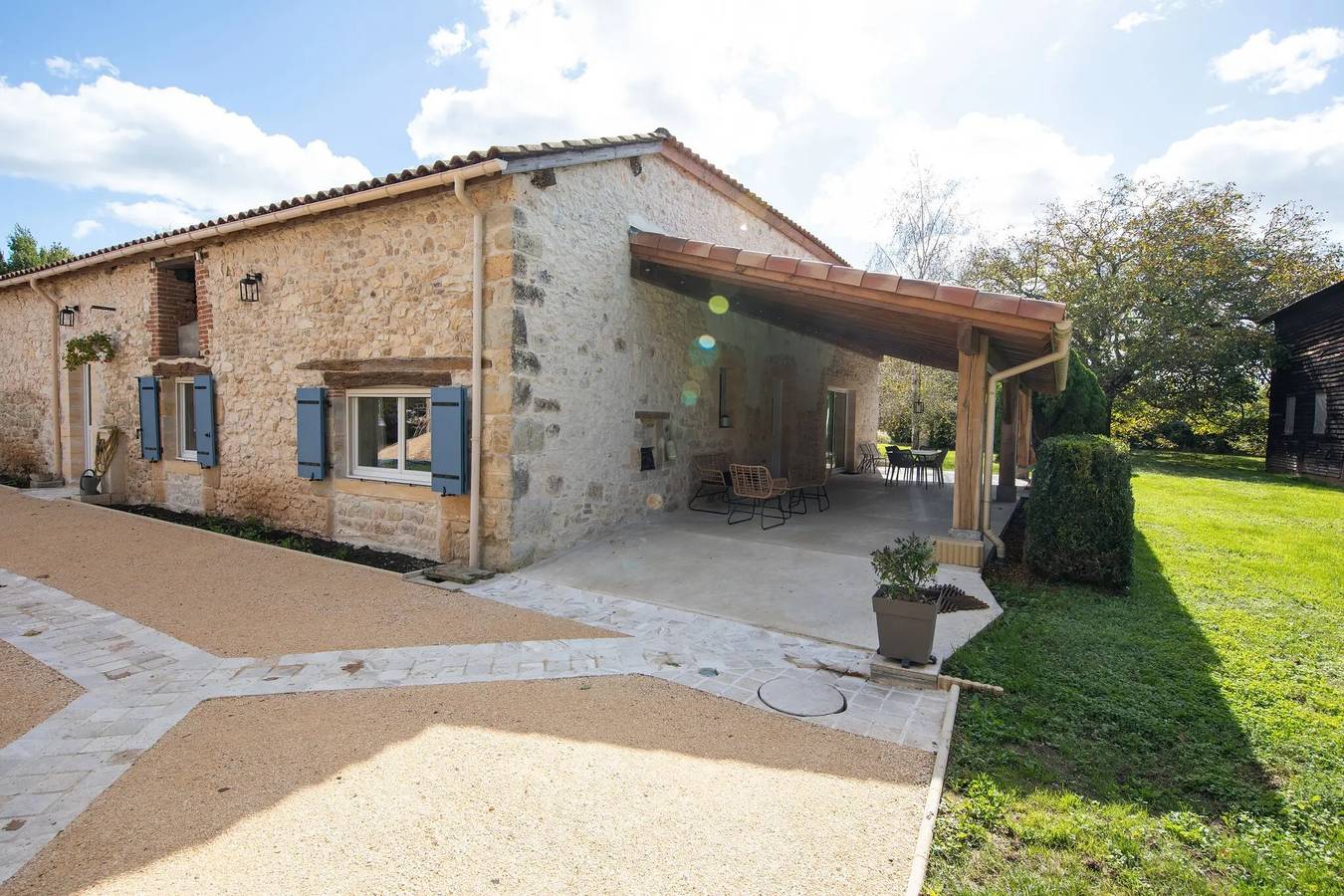 Gîte "Cœur des Ondes Bleuet" with Private Terrace, Shared Garden and Wi-Fi in Saint-Georges, Villeneuve-sur-Lot region
