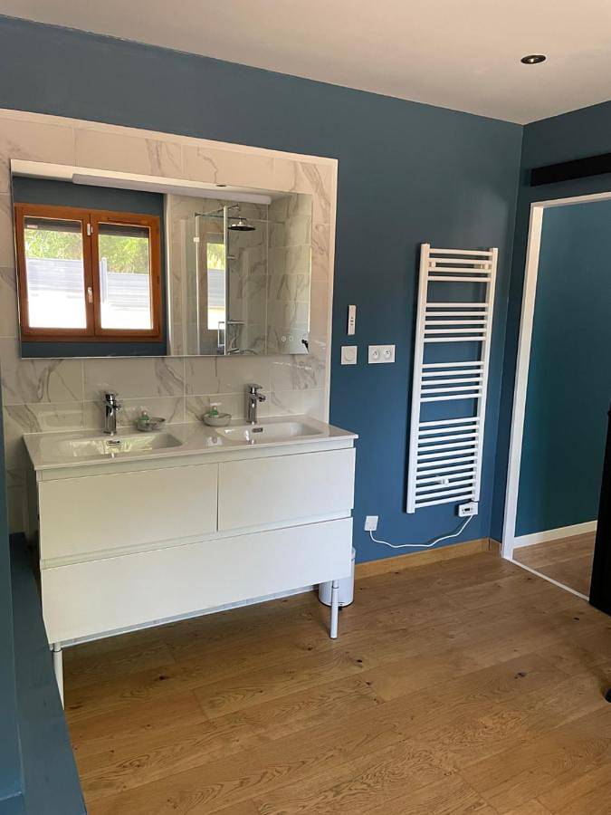Double Room with Private Bathroom in Saint-Victor-de-Morestel, Région de La Tour-du-Pin