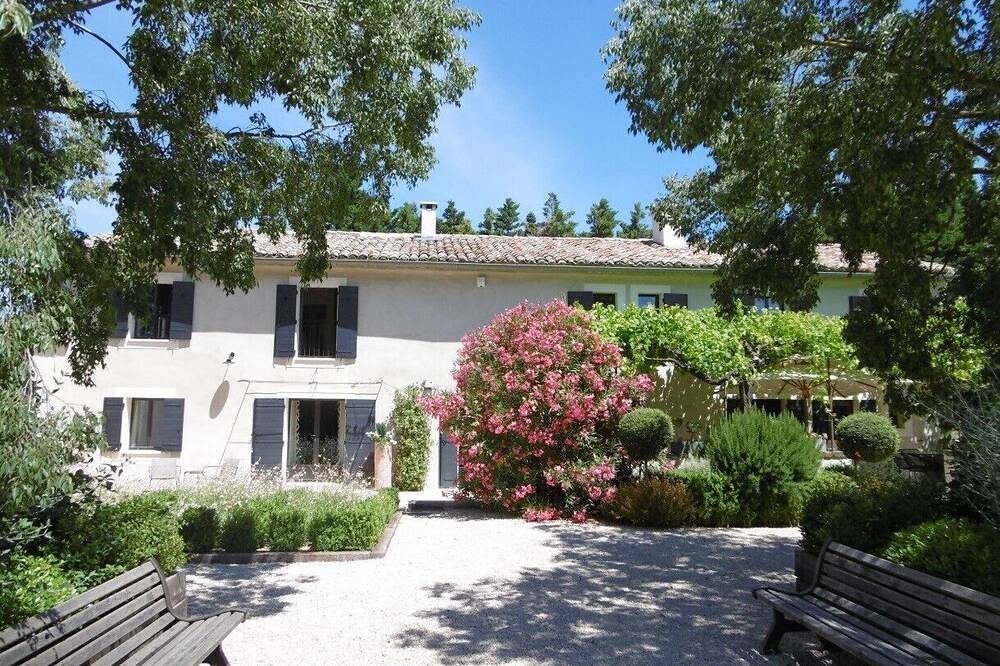 Renovated old farmhouse South Avignon, wooded park, swimming pool, tennis in Rognonas, Arles und Umgebung