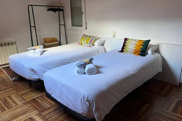Appartement entier, Attique 3 ch. Cheminée, Piscine, Terrasse et Wifi inclus in Puigcerdà, Pyrénées catalanes