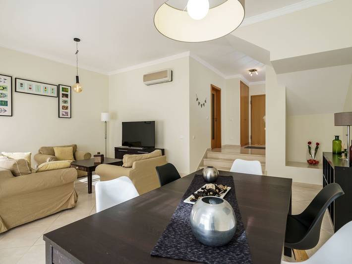 Gîte pour 6 personnes, avec jardin ainsi que piscine et terrasse