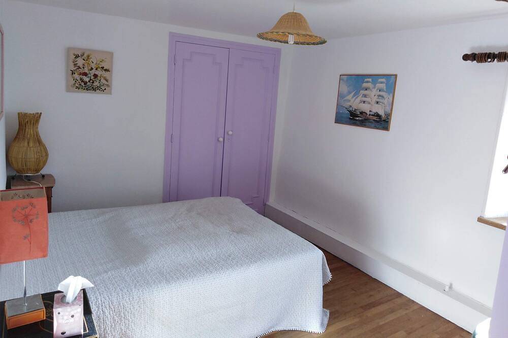 Chambre cosy claire couleur lavande classée 3*** in Le Pêchereau, Région de Châteauroux