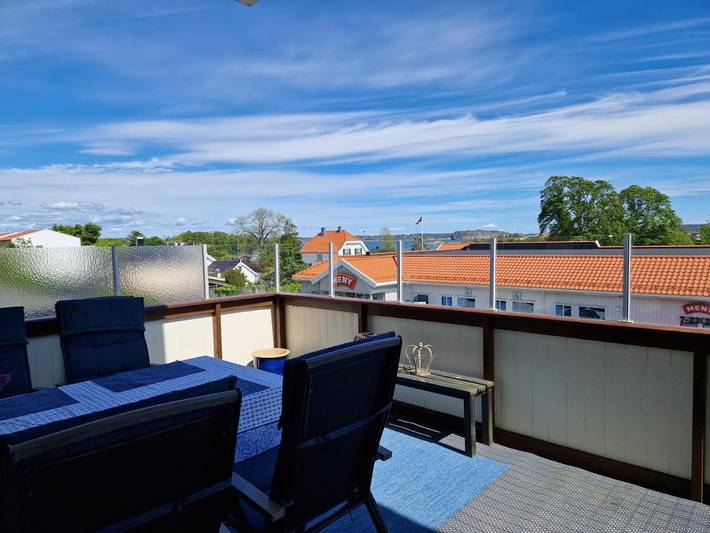Ferieleilighet for 6 personer, Balkong og Terrasse i tillegg til Hage og Utsikt i Larvik 
