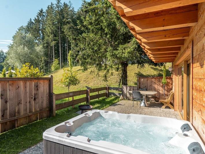 Chalet für 4 Personen, mit Balkon und Terrasse sowie Whirlpool und Garten