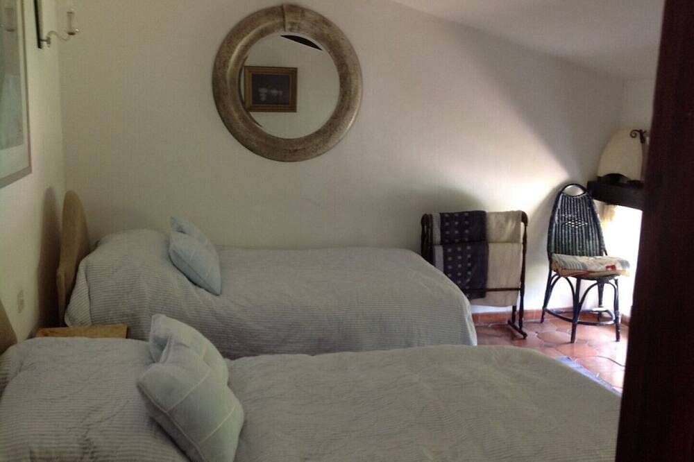 6: Wonderful old farmhouse 5 minutes from the medieval village of Seillans. in Seillans, Région de Draguignan