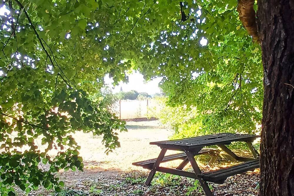 Holiday Home 'Ilostou' with Private Terrace, Garden and Wi-Fi in Rivière (Indre-et-Loire), Loire Valley