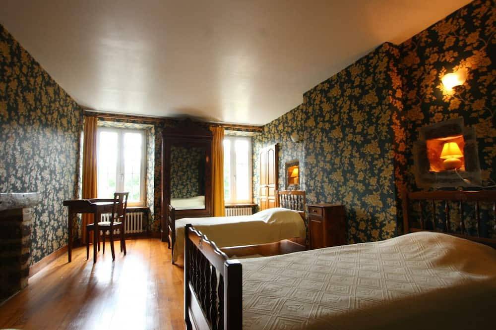 Maison rustique 17ème siècle avec jardin, cheminée et parking in Hudimesnil, Région de Coutances