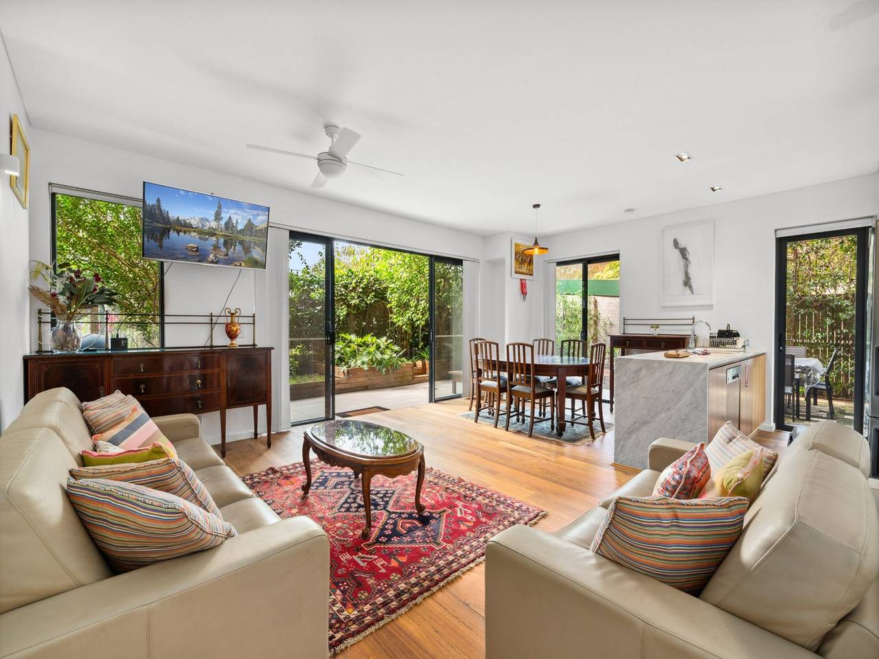 Entire apartment, Spacious 2-Bed Retreat with Bbq & Courtyard in Sydney, New South Wales