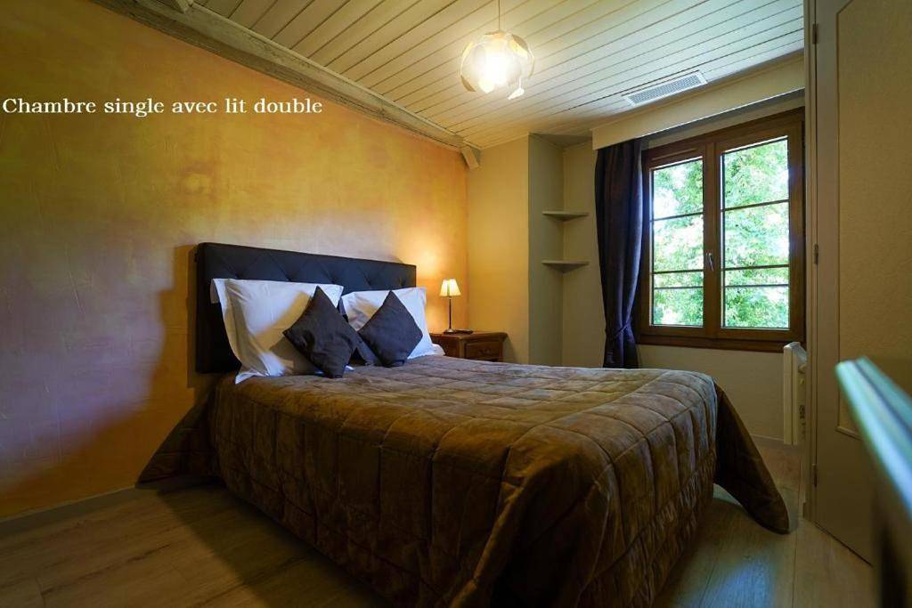 Comfort Triple Room with Shower in Arcis-sur-Aube, Aube