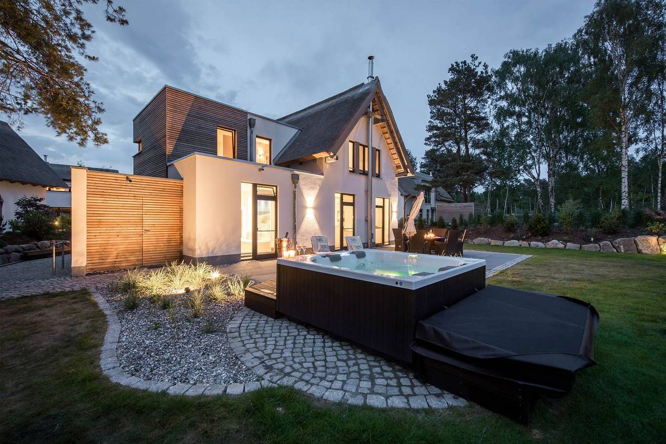 Luxus-Ferienhaus mit Whirlpool, Sauna & Terrasse in Karlshagen in Karlshagen, Usedomer Norden
