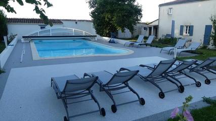 Chambre d’hôte pour 2 personnes, avec piscine ainsi que vue et jardin dans Montroy