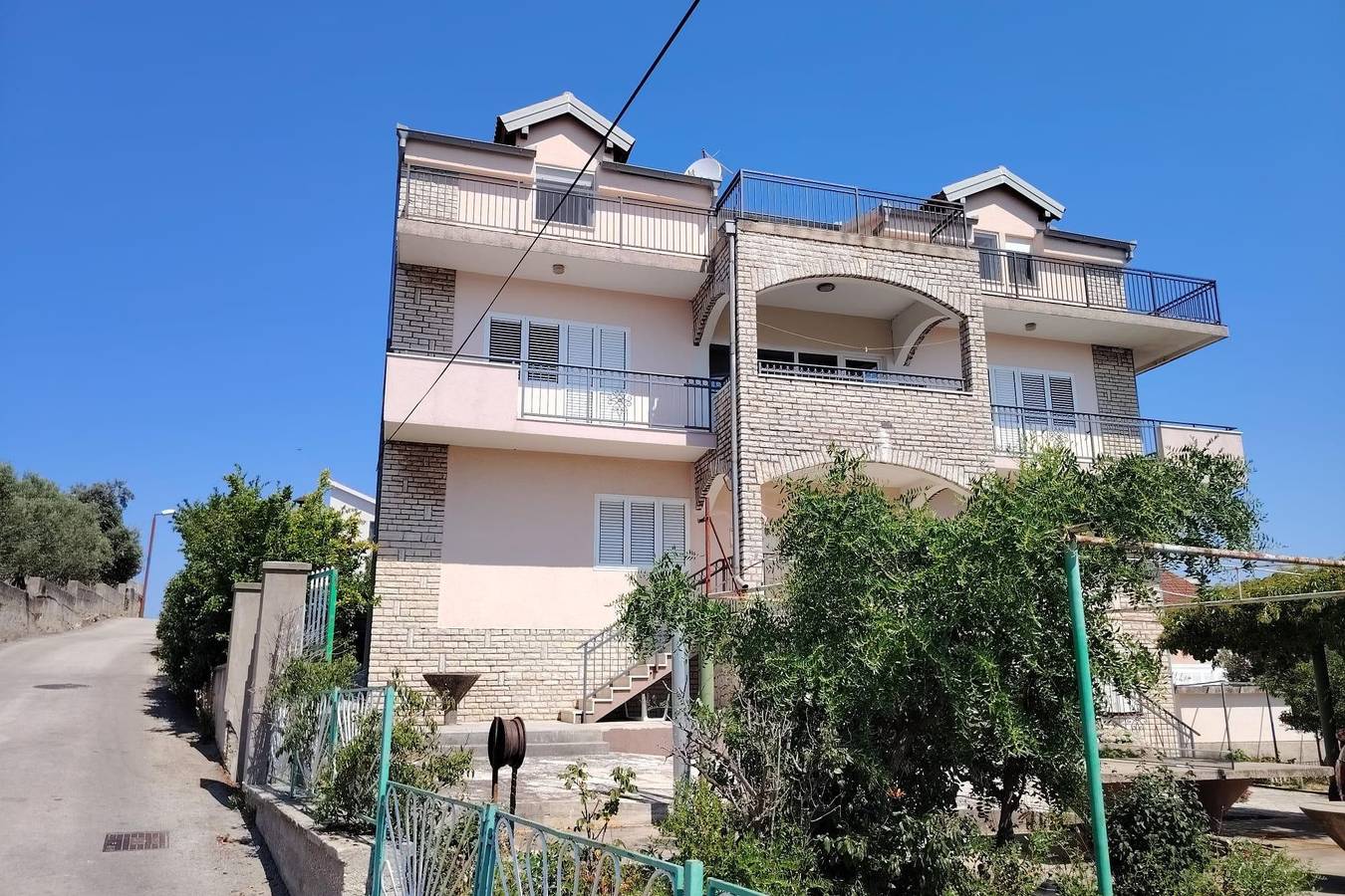 Ganze Wohnung, 3-Zimmer-Ferienwohnung mit Terrasse und Meerblick Zablace, Sibenik A-4220-c in Sibenik, Šibenik-Knin