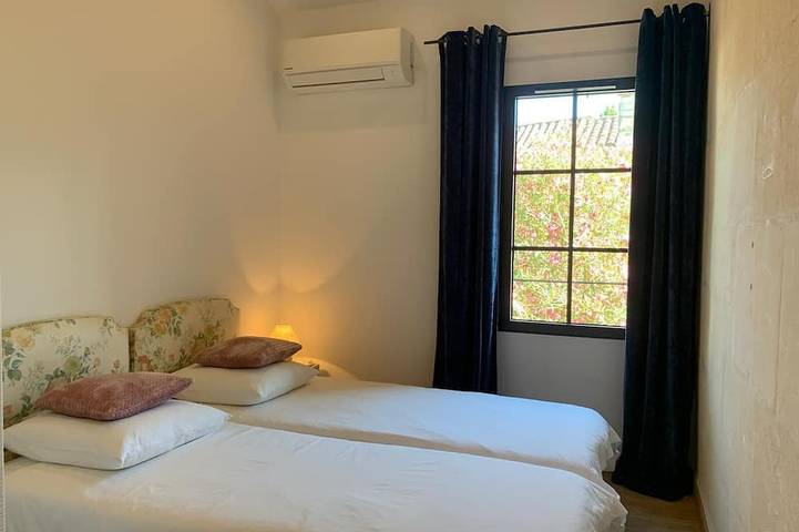 Stone house in the heart of the village with pool and garden, Provence charm in Fontvieille, Arles und Umgebung