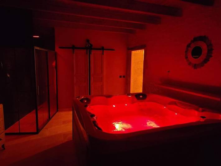 Gîte pour 6 personnes, avec jacuzzi, adapté aux familles à Neuvicq-le-Château