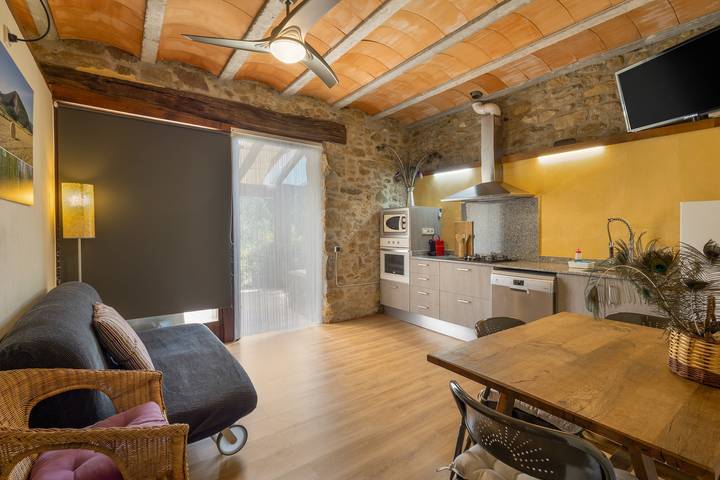Hel lejlighed, La Cabana in Mieres: Apartment with Private Pool, Garden, and Mountain Views in Mieres, Garrotxa