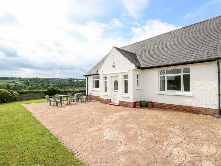 Glamping for 8 people, with Garden in South-Wales