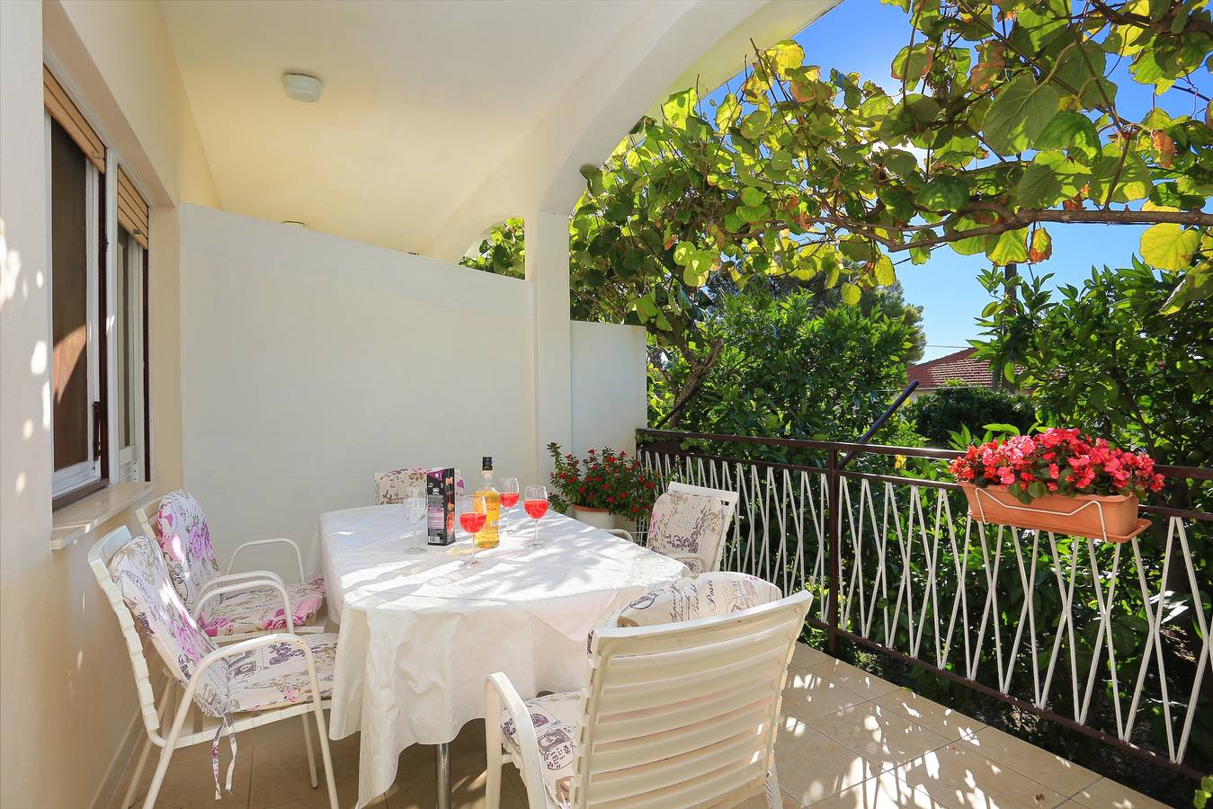 Ganze Wohnung, 2-Zimmer-Ferienwohnung mit Terrasse und Meerblick Seget Donji, Trogir A-2029-a in Trogir, Split-Dalmatien