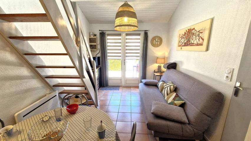 Entire holiday apartment, Vaux-sur-Mer – Cozy Semi-Detached Villa with Shared Pool in the Pontaillac Area in Vaux-sur-Mer, Côte de Beauté